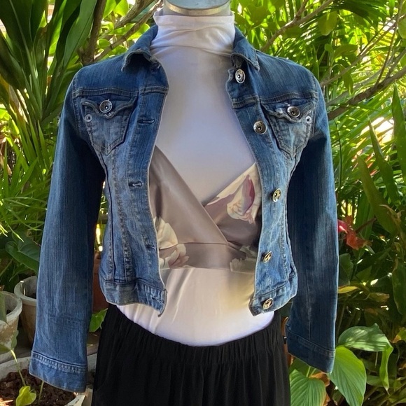 Zara super cute denim jean jacket. - Picture 1 of 8